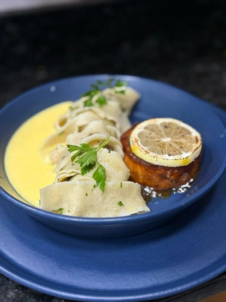 SALMÃO NA REDUÇÃO DE RAPADURA E MISSÔ COM TAGLIATELLE