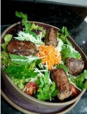 SALADA COM FILÉ MIGNON