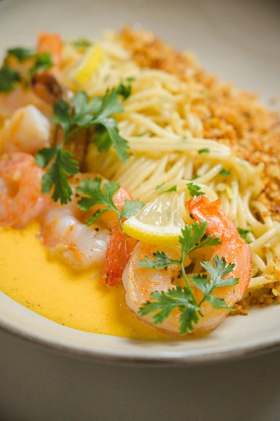 ESPAGUETE AO AIOLI COM CAMARÕES AO MOLHO DE MOQUECA