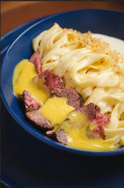 FETTUCCINE ALFREDO COM FILÉ MIGNON